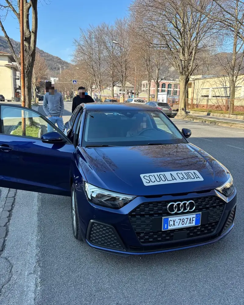Istruttore e allievi con l'Audi A1 blu prima di una guida